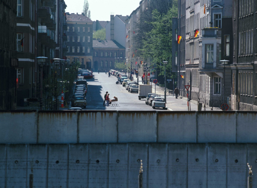 Bildtitel: Blick über die Grenzanlagen in die Wolliner Straße