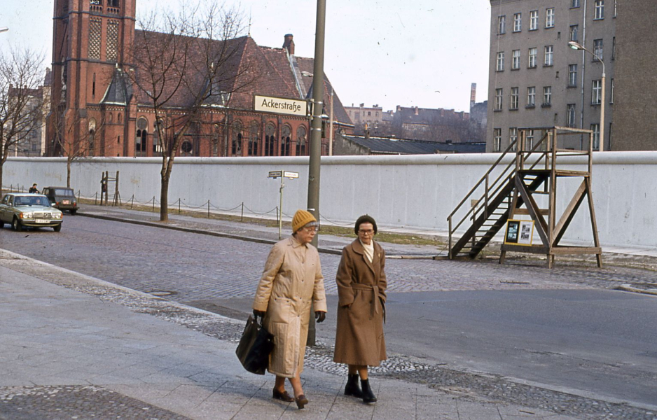 Bildtitel: Passantinnen an der Bernauer Straße Ecke Ackerstraße
