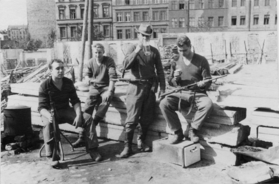 Bildtitel: Grenzsoldaten machen Pause nahe der Strelitzer Straße