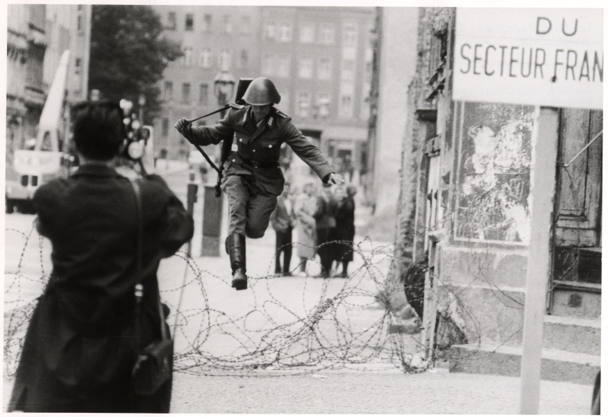 Bildtitel: Fluchtsprung des Grenzpolizisten Conrad Schumann über den Stacheldraht an der Ruppiner Straße