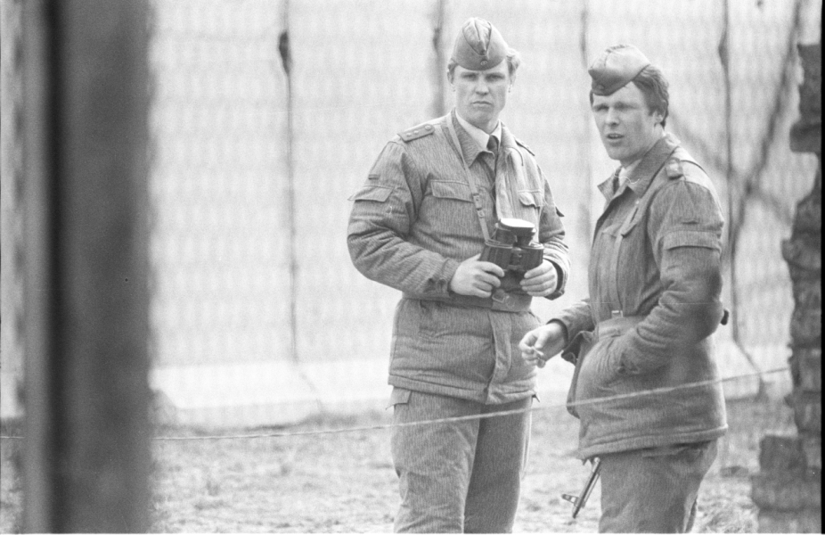 Bildtitel: Grenzsoldaten im Dienst zwischen Schwedter Straße und Wolliner Straße