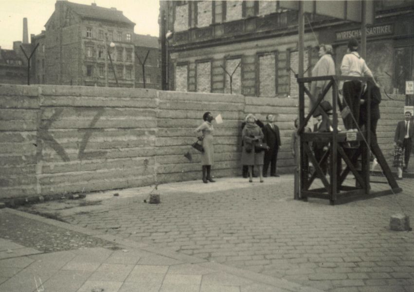 Bildtitel: Touristen und Touristinnen an der Aussichtsplattform auf der Ruppiner Straße